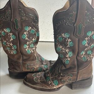 Elegant Brown and Green Embroidered Heeled Boots